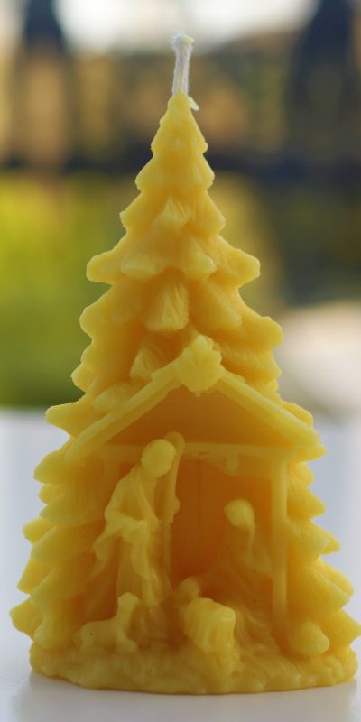 Weihnachtsbaum mit Krippe
